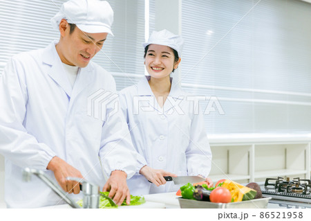 食品工場・給食センター・スーパーで働く男女の調理員 86521958