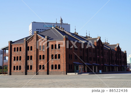 早朝の赤レンガ倉庫 86522436