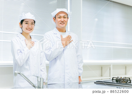 食品系の仕事をする調理員の男女(工場) 食品系の仕事をする調理員の男女(工場) 86522600