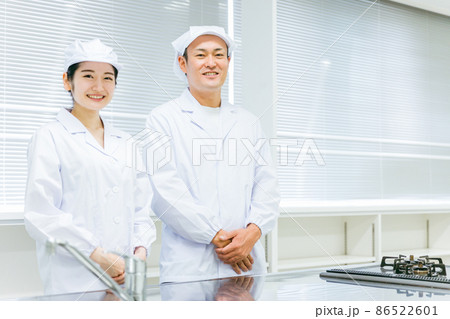 食品系の仕事をする調理員の男女(工場) 食品系の仕事をする調理員の男女(工場) 86522601