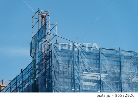 建設現場の荷揚げ機と仮設足場 86522926