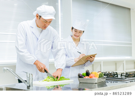 食品工場で働く男女の調理員（分析・検査） 86523289