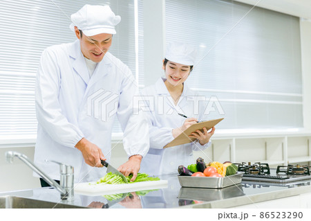 食品工場で働く男女の調理員(分析・検査) 食品工場で働く男女の調理員(分析・検査) 86523290