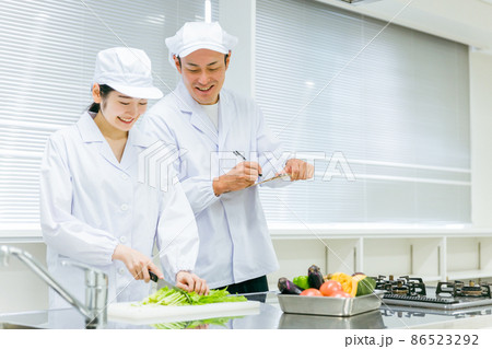 食品工場で働く男女の調理員（分析・検査） 86523292