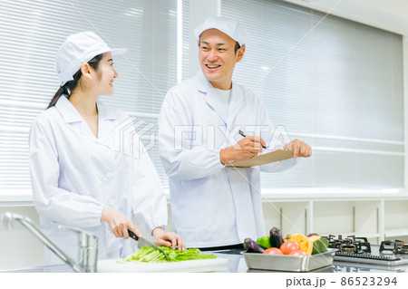 食品工場で働く男女の調理員（分析・検査） 86523294