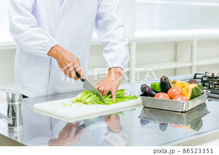 食品工場・給食センター・スーパーで働く調理員の男性（手元） 86523351