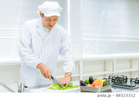 食品工場・給食センター・スーパーで働く調理員の男性 86523352