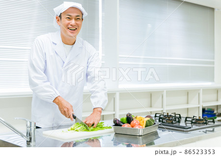 食品工場・給食センター・スーパーで働く調理員の男性 86523353