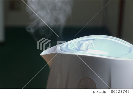 電気ケトルの湯気 86523745