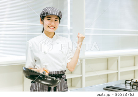 フライパンで料理する女性 フライパンで料理する女性 86523762