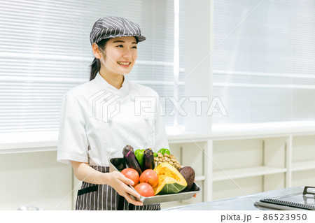 野菜を持つ調理師（笑顔） 86523950