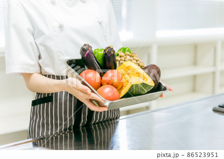 野菜を持つ調理師（手元） 86523951