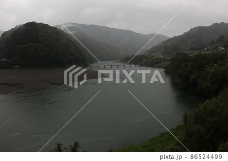 雨の四万十川沈下橋 雨の四万十川沈下橋 86524499