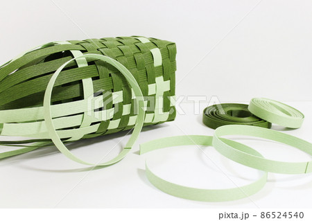 紙バンド　ハンドメイド　制作途中イメージ（白背景・コピースペース） 86524540