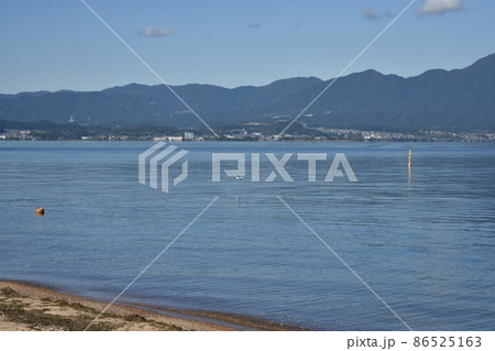 秋の比良山地と琵琶湖と水鳥 86525163