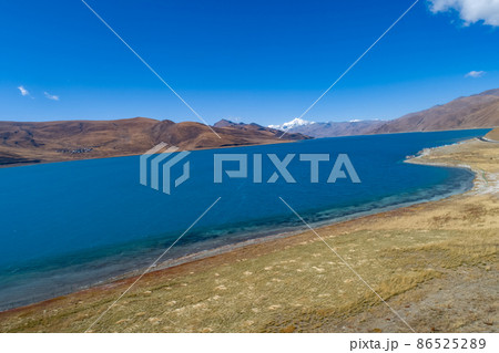 Aerial view of yamdrok lake in tibet china Aerial view of yamdrok lake in tibet china 86525289