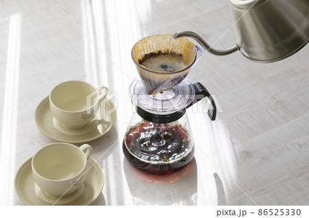 ハンドドリップでコーヒーを淹れる 86525330