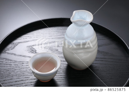 徳利とお猪口 86525875