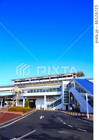 豊田市、八草駅とリニモの風景　 86526725
