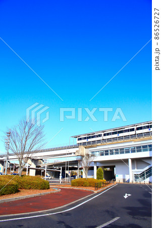 豊田市、八草駅とリニモの風景　 86526727