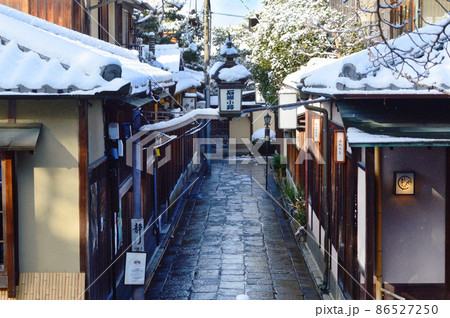 雪舞う京都市東山の静かな石塀小路 86527250