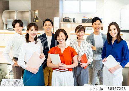 オフィスの若いスタッフ　撮影協力：WEEK芝大門（サンフロンティア不動産） 86527298