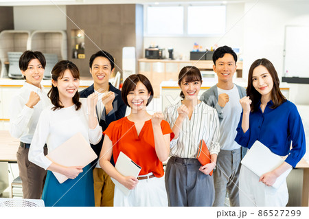 オフィスの若いスタッフ　撮影協力：WEEK芝大門（サンフロンティア不動産） 86527299