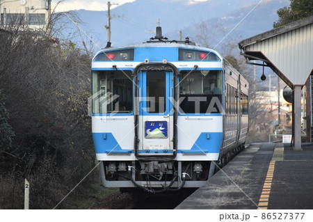 駅に到着する特急剣山号 86527377