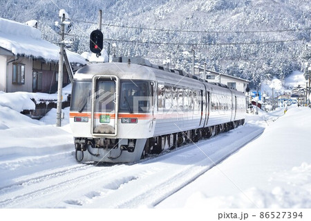大雪の高山本線を行くワイドビューひだ号 大雪の高山本線を行くワイドビューひだ号 86527394