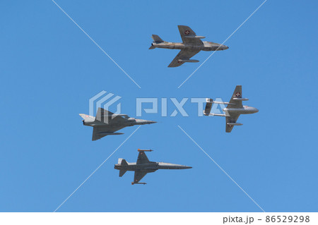歴代スイス空軍ジェット機の編隊飛行 86529298