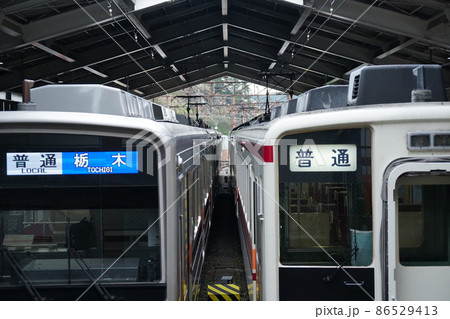 停車中の電車 86529413