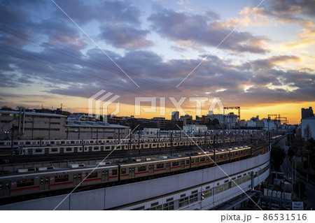 夕焼けの東急線鷺沼駅と操車場 86531516