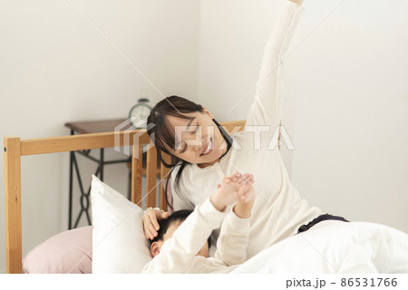 寝起きの親子 寝起きの親子 86531766