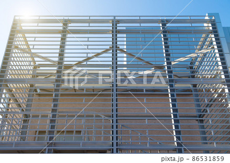 The exterior interior of the building in the form of a metal contruction against a blue sky background 86531859