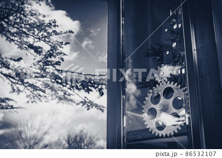 時計の振り子と自然風景【歯車の振り子】 86532107