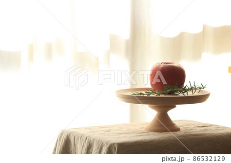 フルーツスタンドに乗ったりんご フルーツスタンドに乗ったりんご 86532129
