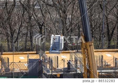 多摩平の森マンション建設現場の階段ユニット組み付け作業 多摩平の森マンション建設現場の階段ユニット組み付け作業 86532283