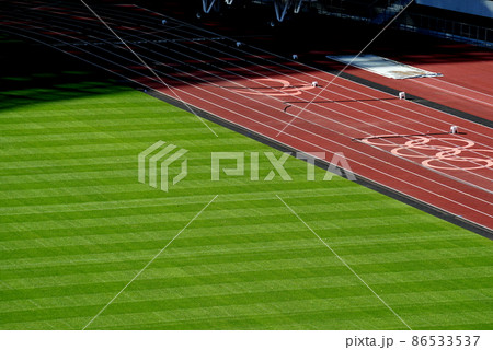 新国立競技場のフィールド 鮮やかな天然芝とトラックに落ちる影 新国立競技場のフィールド 鮮やかな天然芝とトラックに落ちる影 86533537
