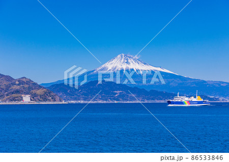 (静岡県)富士山を背に、清水港に入港する駿河湾フェリー (静岡県)富士山を背に、清水港に入港する駿河湾フェリー 86533846