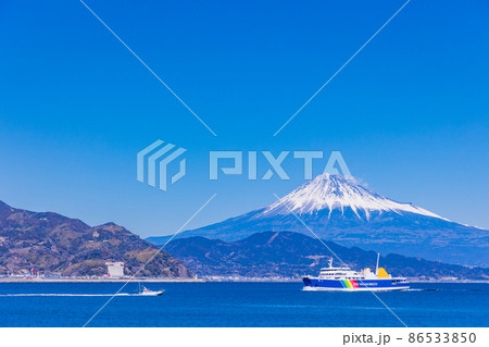 （静岡県）富士山を背に、清水港に入港する駿河湾フェリー 86533850