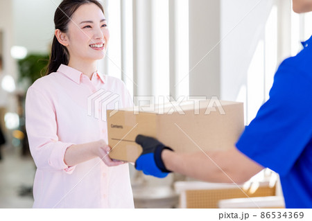 宅急便を自宅に届ける 宅急便を自宅に届ける 86534369