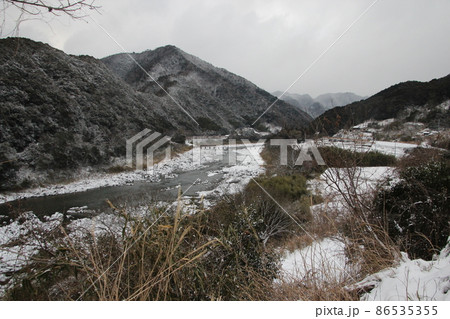 雪の四万十川 86535355