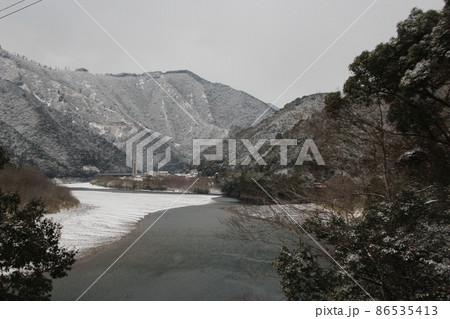 雪の四万十川 雪の四万十川 86535413