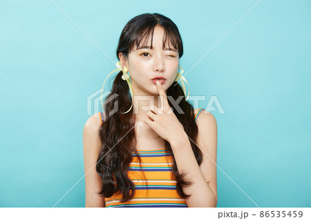 青背景の若い女性のフレッシュなポートレート 86535459