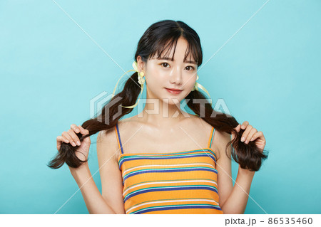 青背景の若い女性のフレッシュなポートレート 青背景の若い女性のフレッシュなポートレート 86535460