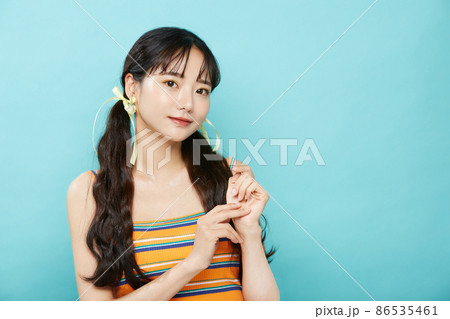 青背景の若い女性のフレッシュなポートレート 青背景の若い女性のフレッシュなポートレート 86535461