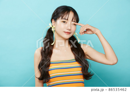 青背景の若い女性のフレッシュなポートレート 青背景の若い女性のフレッシュなポートレート 86535462