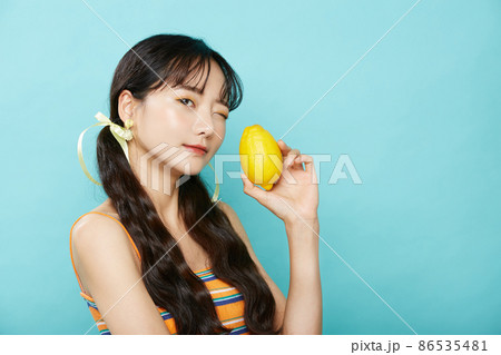 青背景の若い女性のフレッシュなポートレート 青背景の若い女性のフレッシュなポートレート 86535481