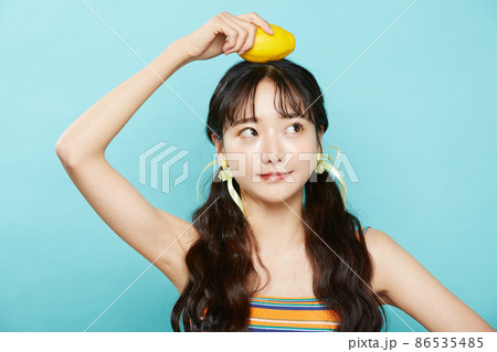 青背景の若い女性のフレッシュなポートレート 青背景の若い女性のフレッシュなポートレート 86535485