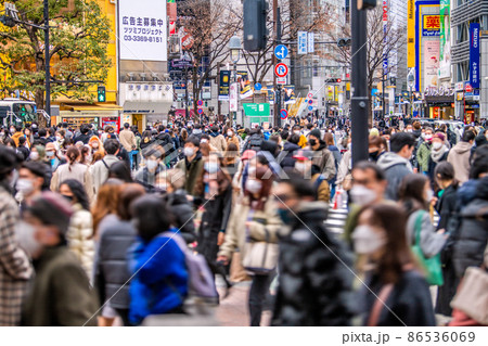 日本の東京都市景観 10万人超全国・重症者1099人・死亡116人。第5波超え拡大続く…＝5日、渋谷 86536069